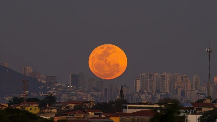 Superlua Azul poderá ser vista no céu nesta segunda-feira (19)
