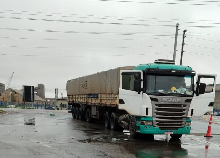 Acidente entre carreta e caminhão militar deixa 12 feridos no Distrito Industrial
