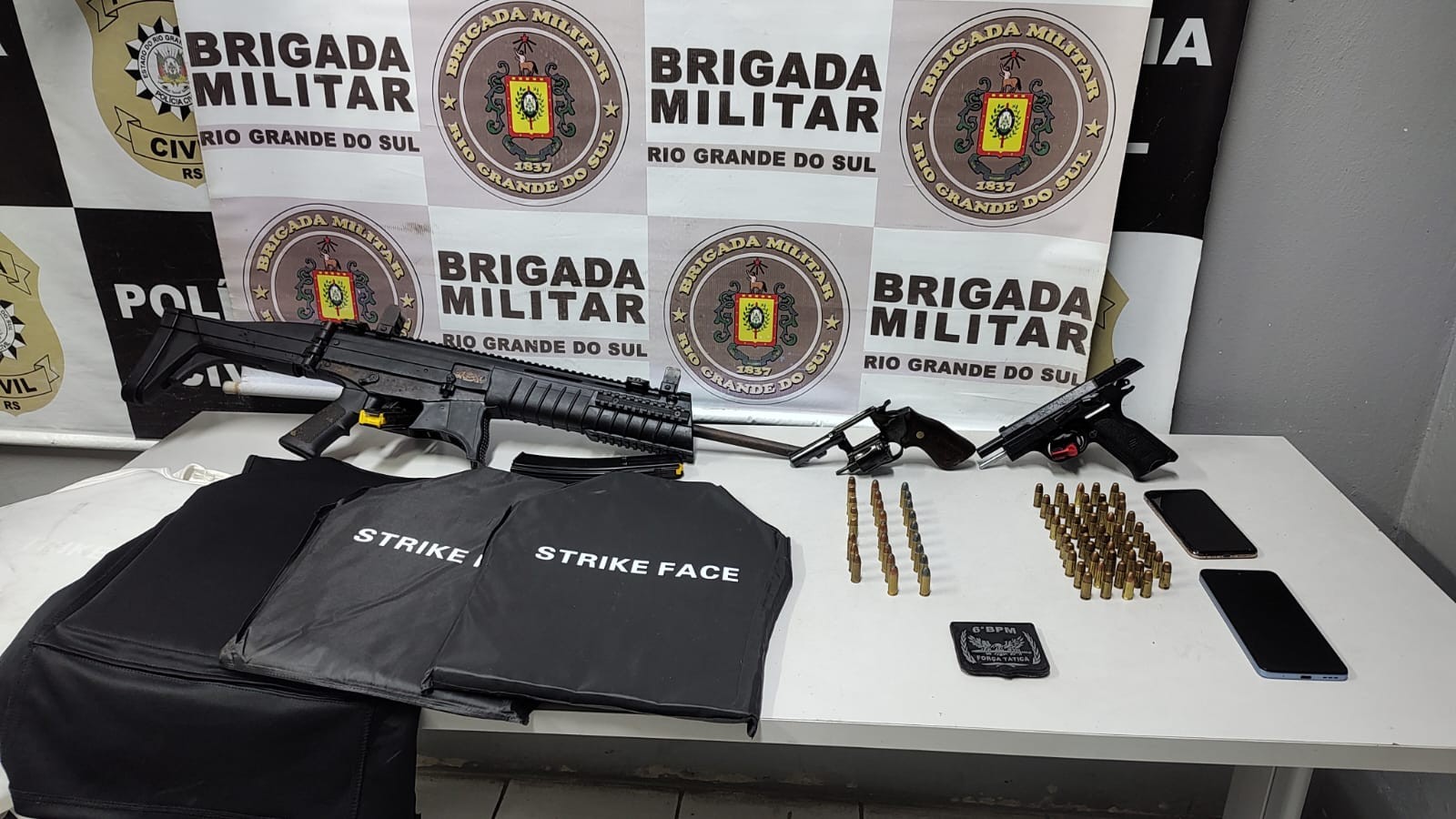 Brigada Militar prende dois homens por porte ilegal de arma de fogo e recupera veículo roubado