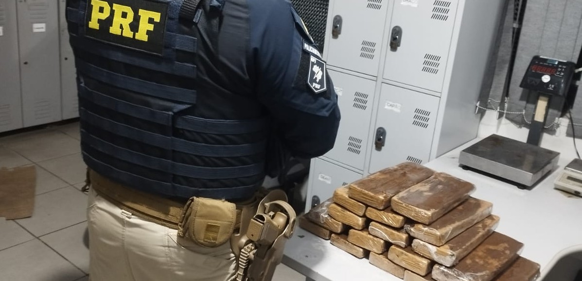 Rio-grandina é presa com 15 kg de maconha em mala na BR-293 em Pelotas