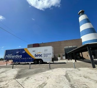 Carreta do Sesc realiza atendimentos no estacionamento do Praça Shopping