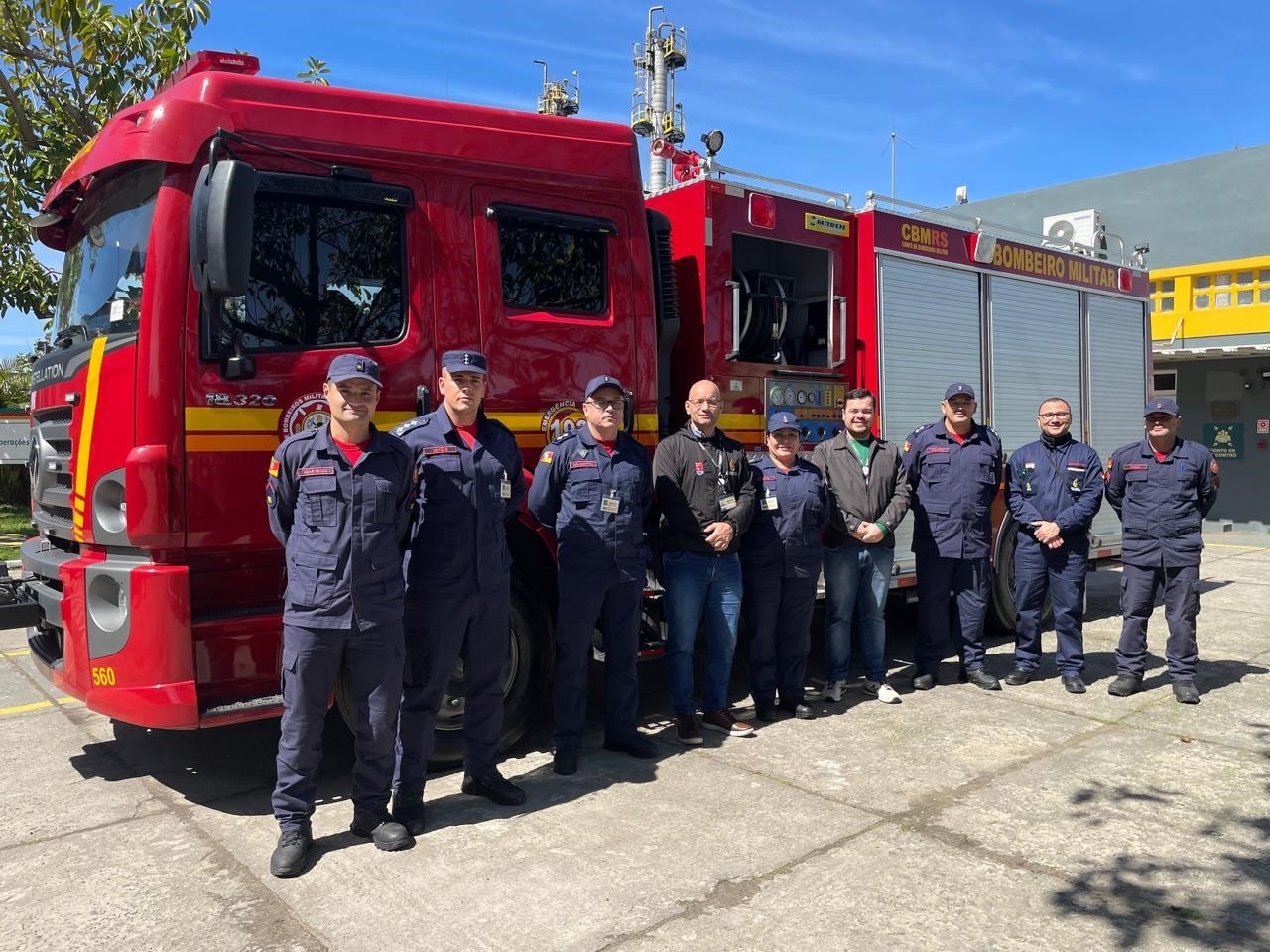 Refinaria Riograndense entrega caminhão de bombeiros para Rio Grande