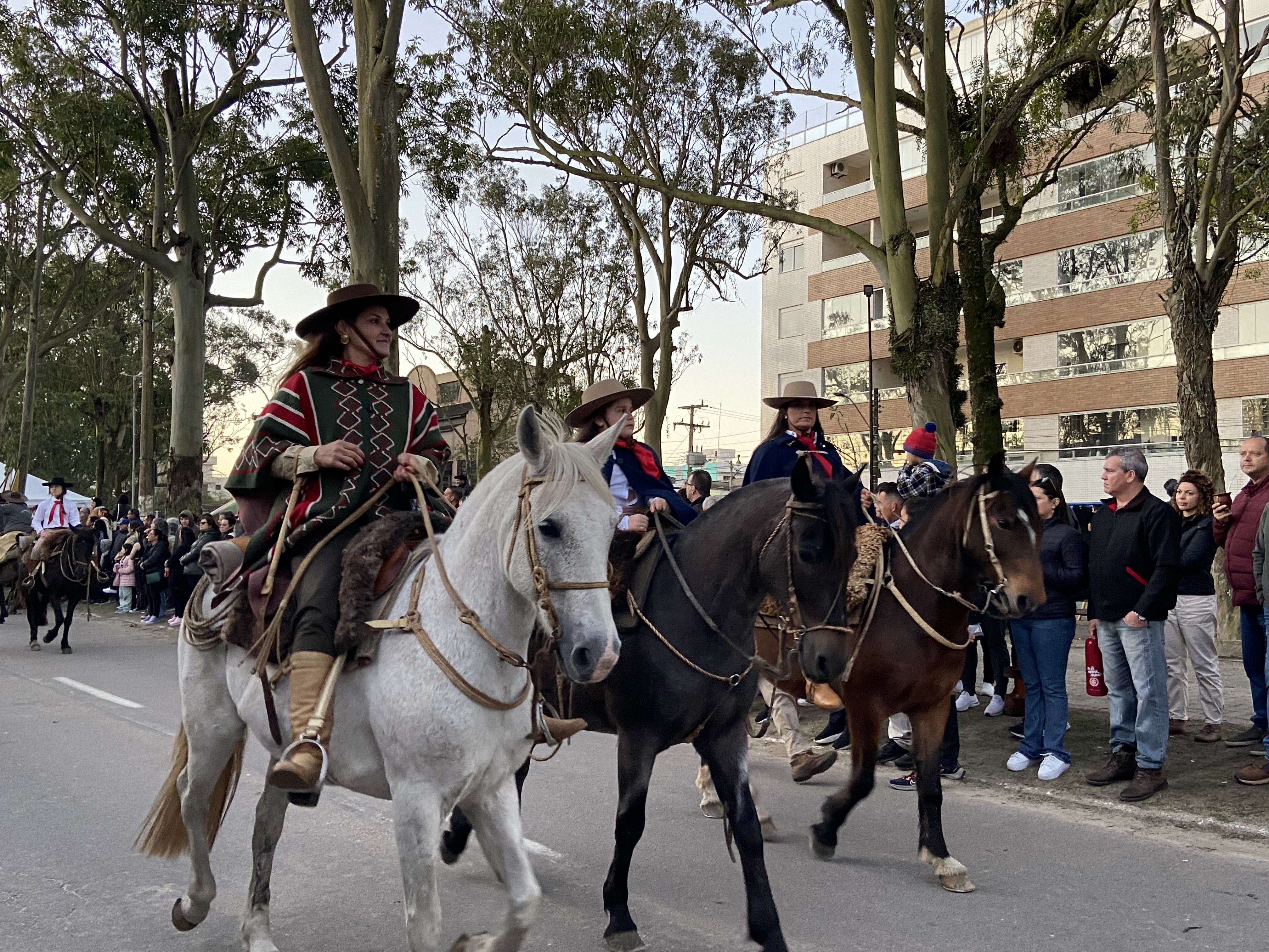 Fotos: cavalarianas dão o pontapé inicial no 4° Acampamento Farroupilha
