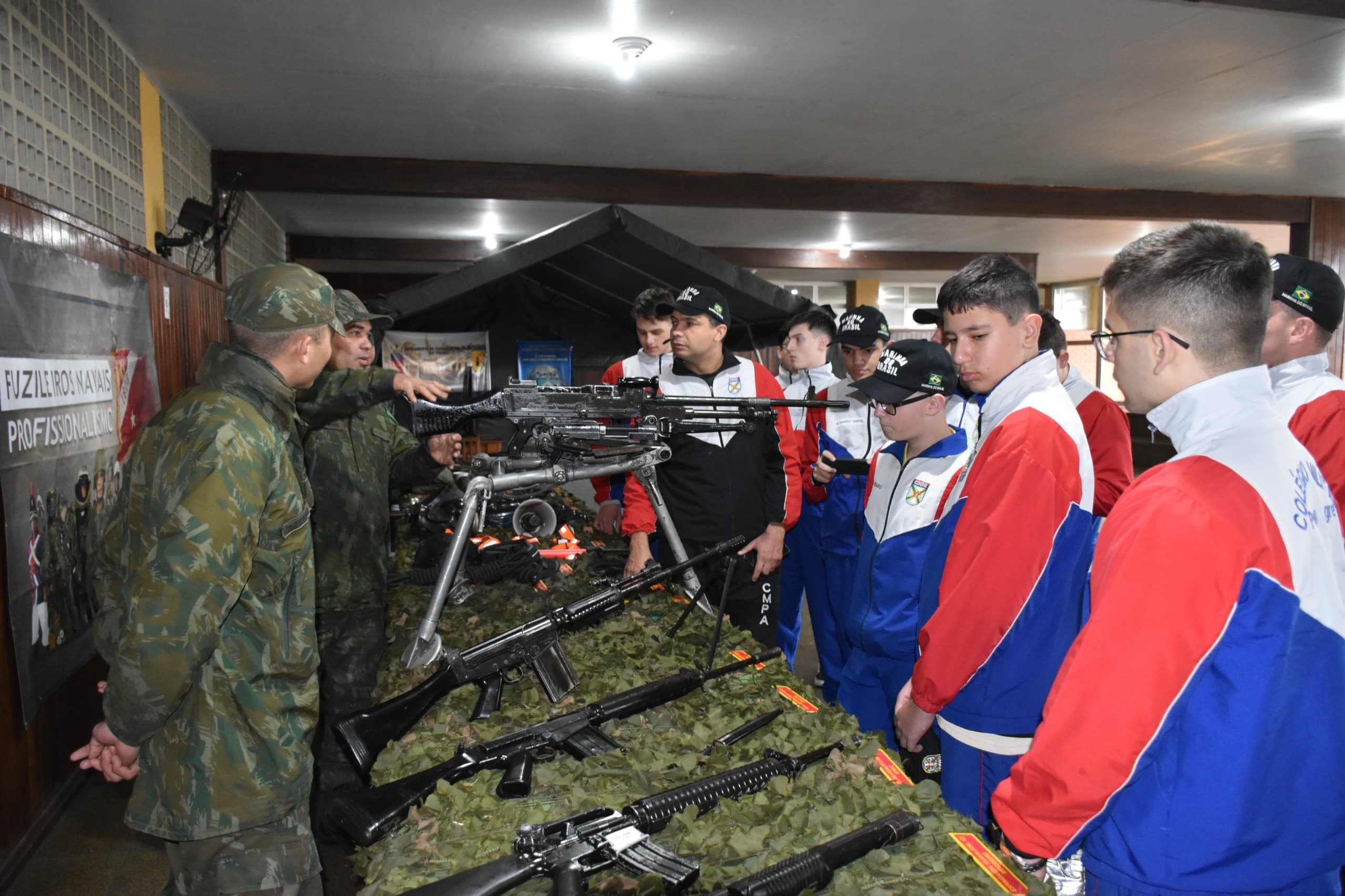 Grupamento de Fuzileiros Navais do Rio Grande recebe visita do Colégio Militar de Porto Alegre