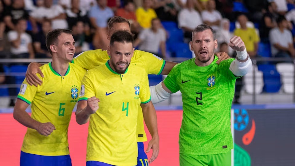 Brasil encara a Croácia nesta terça (17) pela Copa do Mundo de futsal 