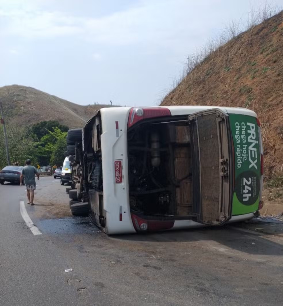 Ônibus de time de futebol americano do Paraná tomba no RJ; três jogadores morreram