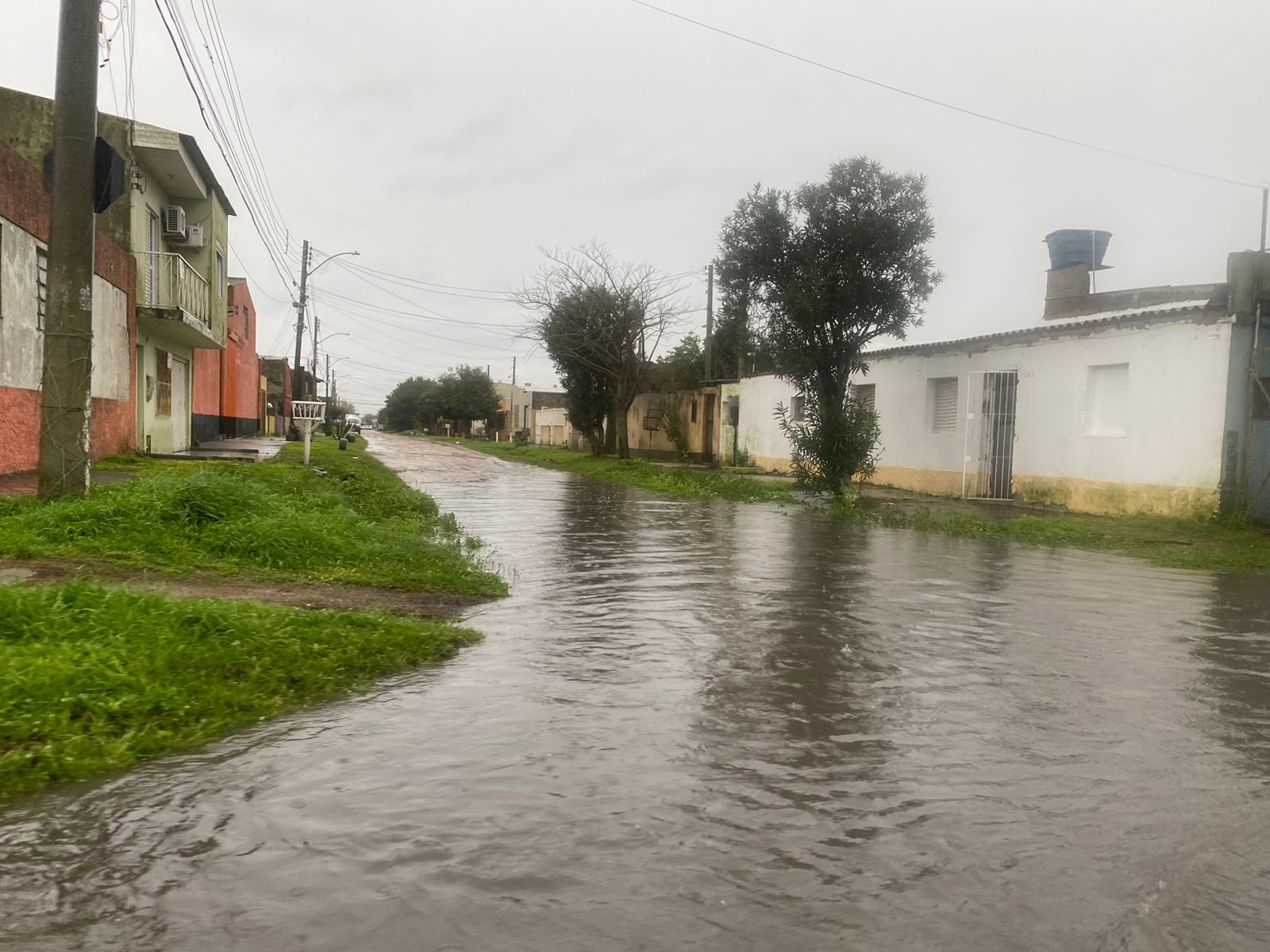 Temporal causa alagamentos em ruas de Rio Grande; chuva deve seguir até quinta-feira (26)