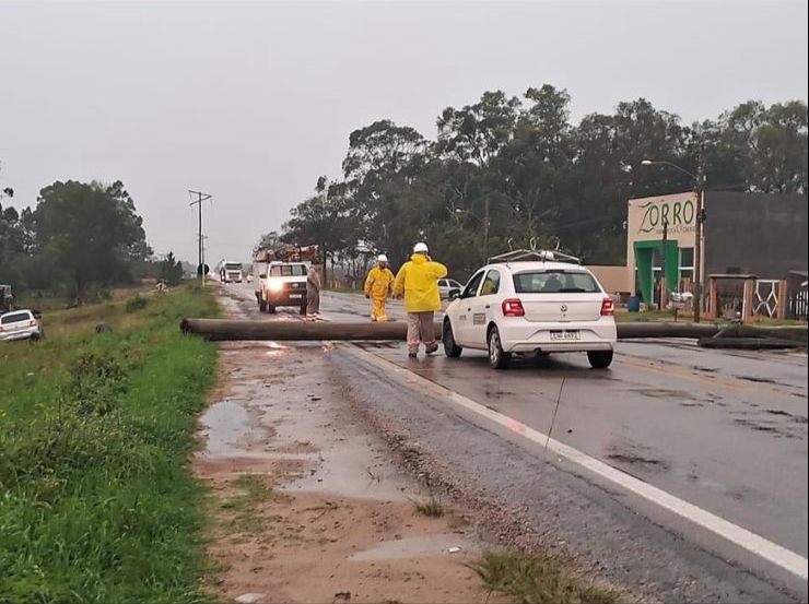 São José do Norte registra quedas de postes e estragos por conta do temporal