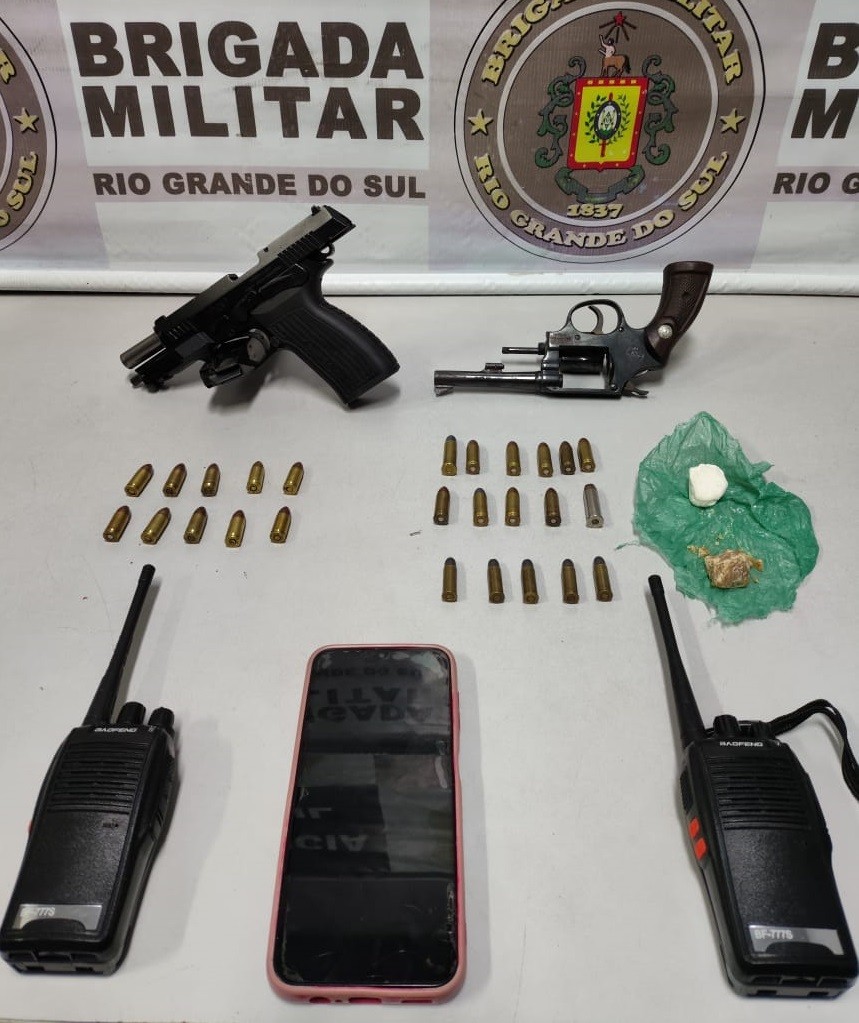BM prende homem e apreende adolescentes por porte ilegal de arma de fogo e posse de entorpecentes, em Rio Grande