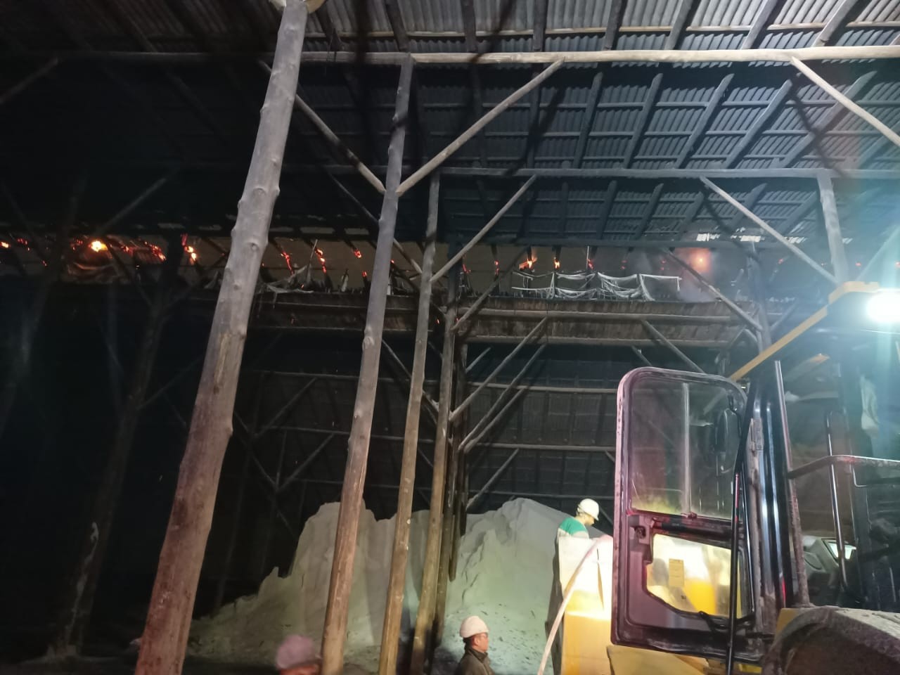 Incêndio de grandes proporções é registrado nesta madrugada (27) na Rio Grande Fertilizantes