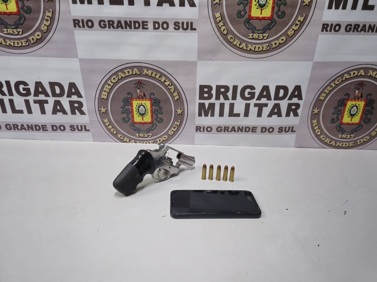 Brigada Militar prende homem por porte ilegal de arma de fogo em Rio Grande