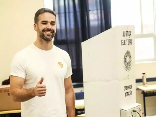 Governador Eduardo Leite vota em Pelotas e defende a importância do pleito para a democracia