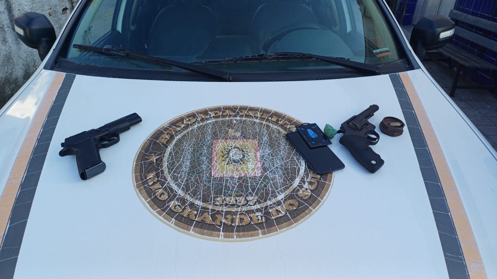 Homem e um adolescente são detidos por crime eleitoral ao portar arma de fogo na escola Tellechea
