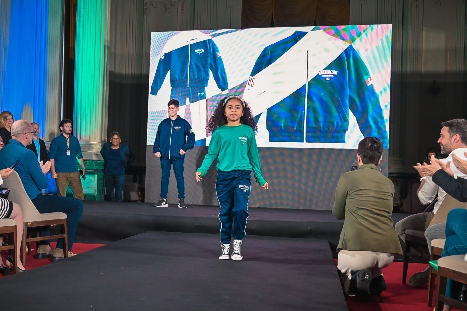 Governo do RS lança novos uniformes para escolas estaduais em desfile no Palácio Piratini