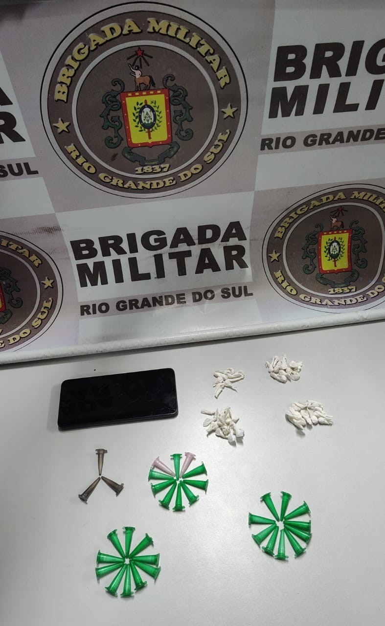 BM apreende drogas e recupera carro roubado em Rio Grande