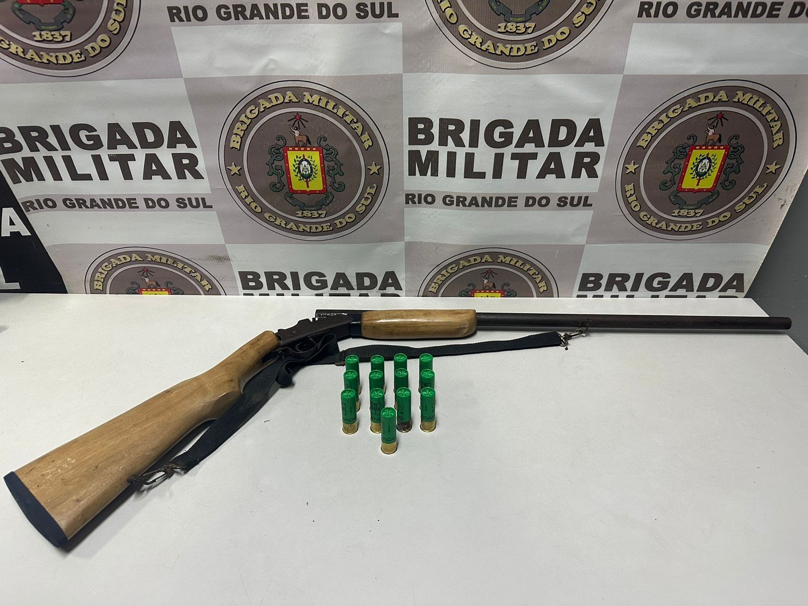 Homem é preso por violência doméstica e posse de arma em Rio Grande
