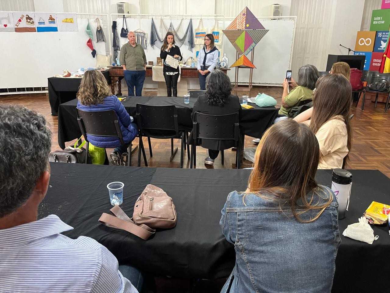 Produtos de Rio Grande recebem selo de certificação RG Local em evento de encerramento de curso para artesãos