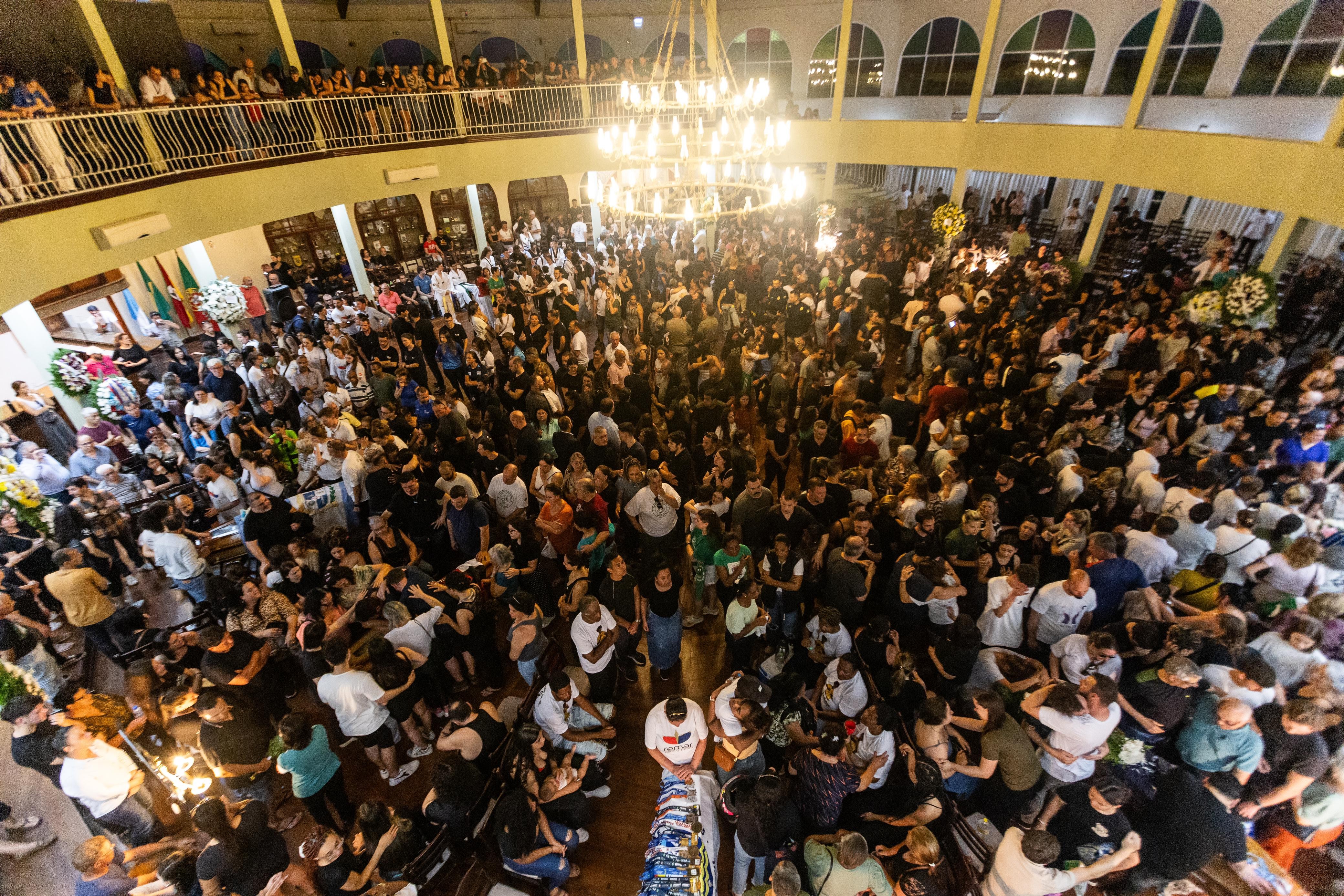 Despedida aos atletas pelotenses é marcada por comoção e homenagens