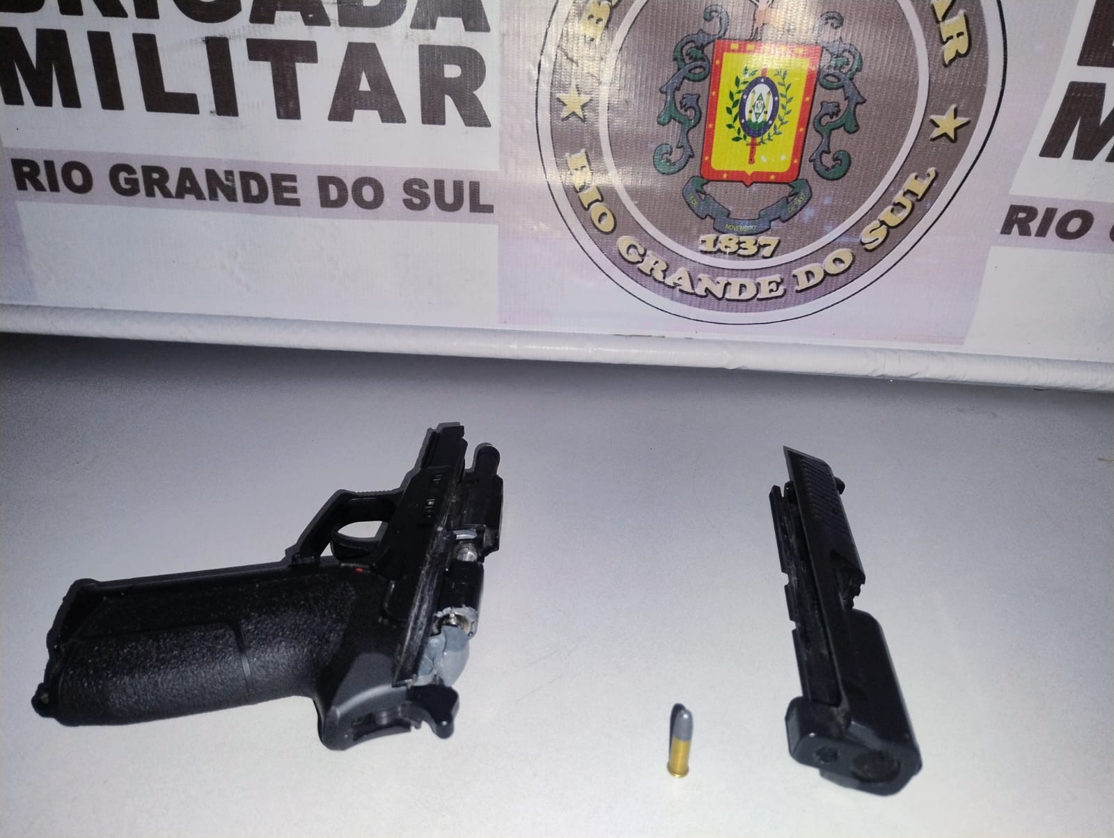 Brigada Militar prende homem por posse de simulacro de arma de fogo em Rio Grande