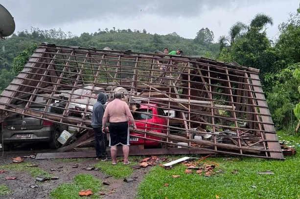 Cerca de 50 municípios gaúchos relataram estragos causados pelo temporal da quinta-feira (24)