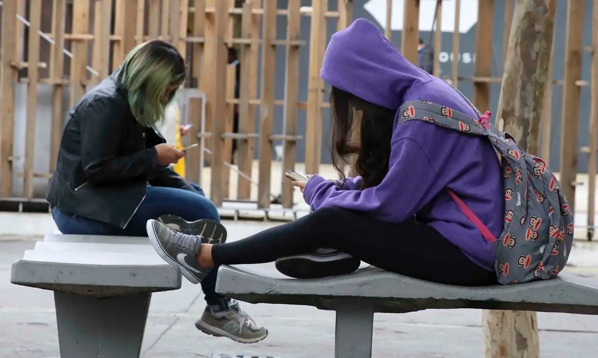 Câmara dos Deputados aprova projeto que restringe uso de celulares em escolas
