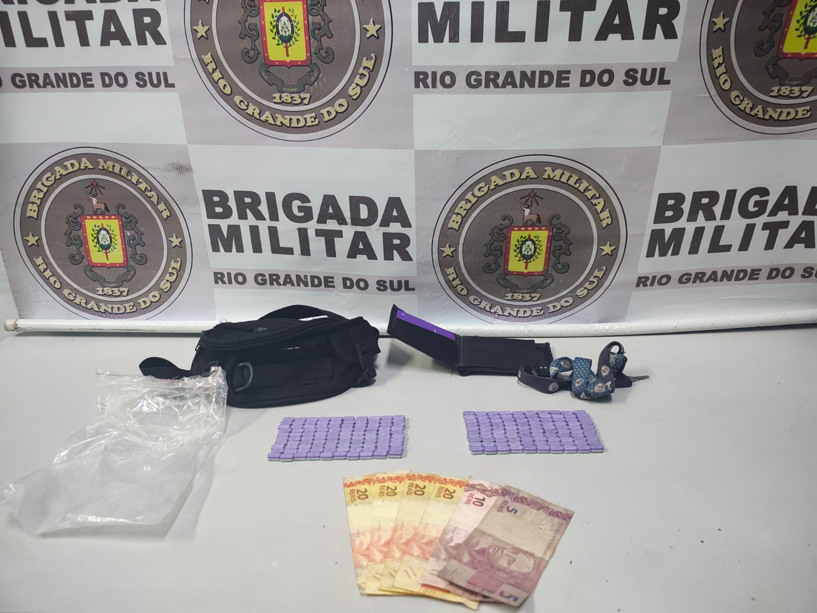 Brigada Militar prende um homem e uma mulher e apreende adolescente por tráfico de entorpecentes em Rio Grande