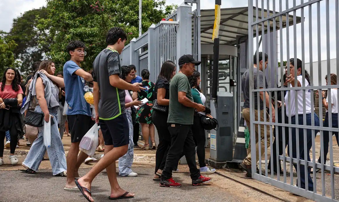 Taxa de abstenção no Enem cai para 26,6% no primeiro dia de provas 