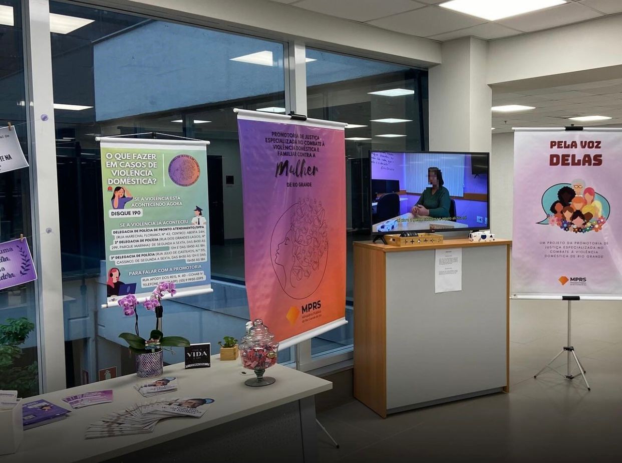 Exposições sobre o combate da violência contra mulher podem ser visitadas no Fórum de Rio Grande