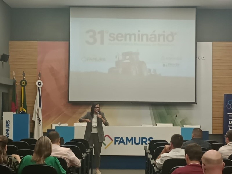Prefeita de SJN, Fabiany Roig, apresenta projeto do Ticket da Agricultura Familiar na FAMURS