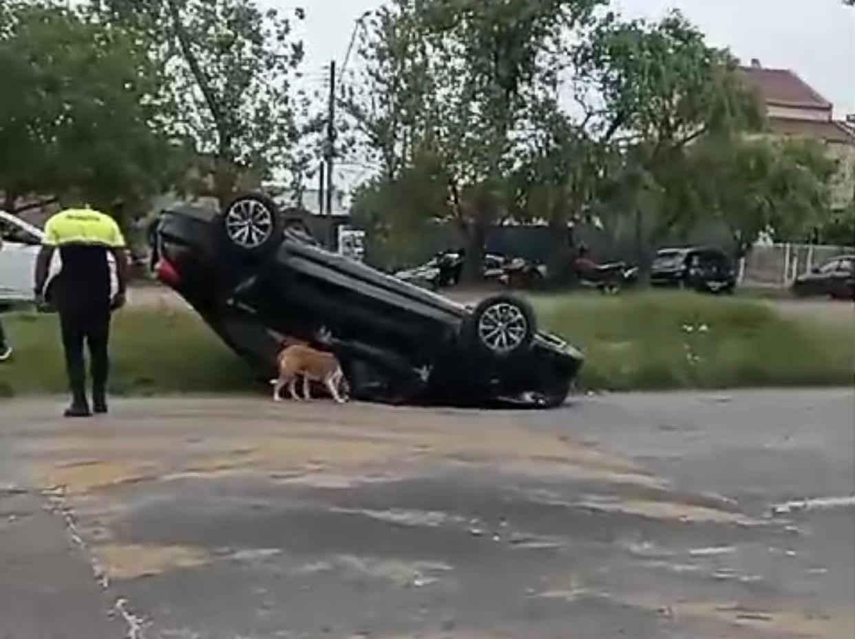 Carro capota em acidente na Av. 1º de Maio nesta segunda-feira (11), em Rio Grande