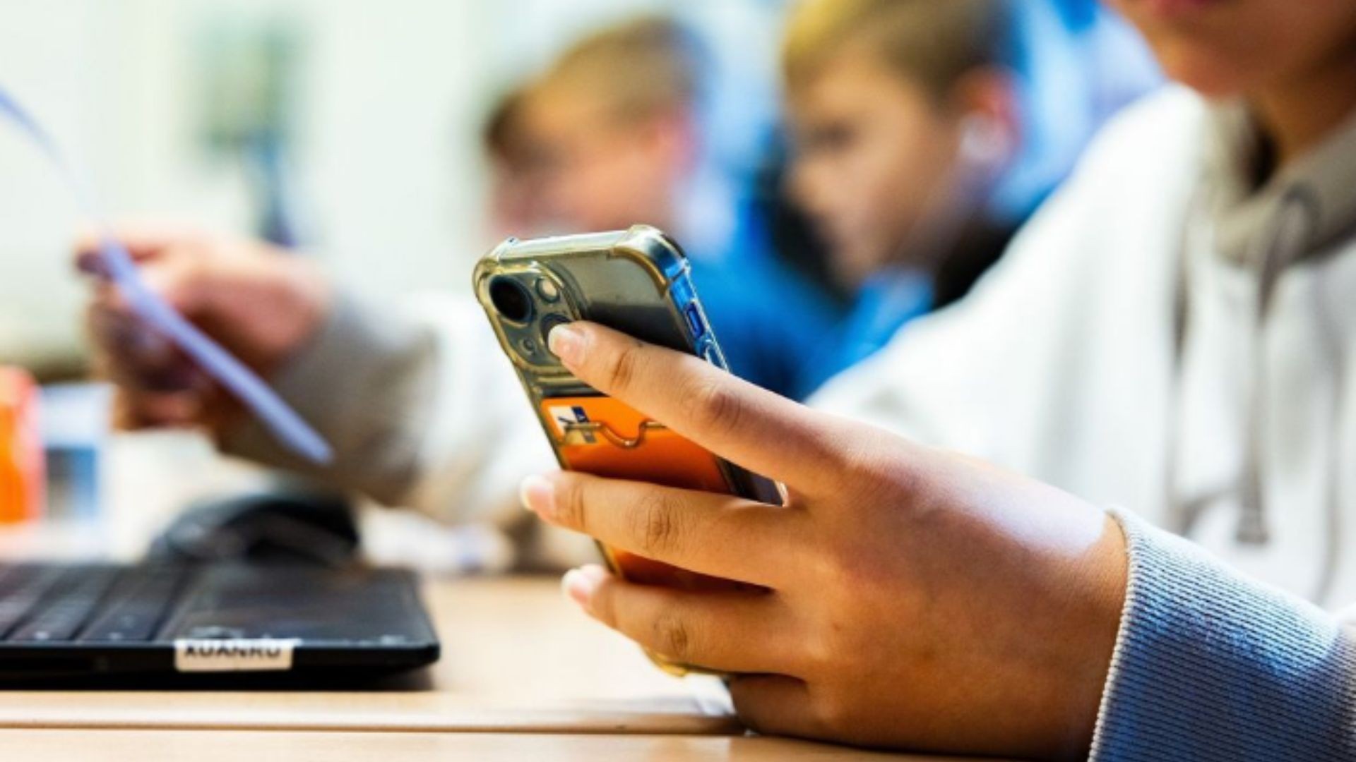 Pesquisa do Sinterg apresenta a opinião da categoria sobre o uso de celulares nas escolas