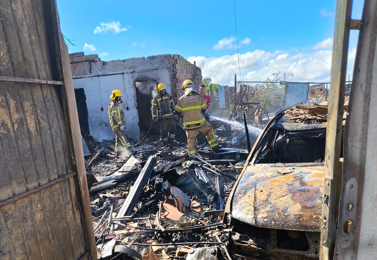 Incêndio atinge três residências e um veículo na Dom Bosquinho, em Rio Grande