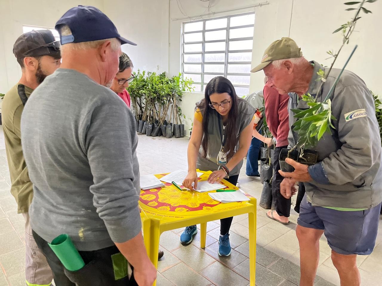 Prefeitura distribui sementes e insumos para pequenos agricultores afetados por eventos climáticos