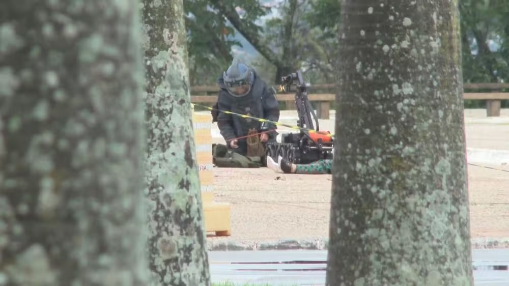 Polícia faz varredura na Praça dos Três Poderes nesta manhã (14); caso é investigado como ato terrorista