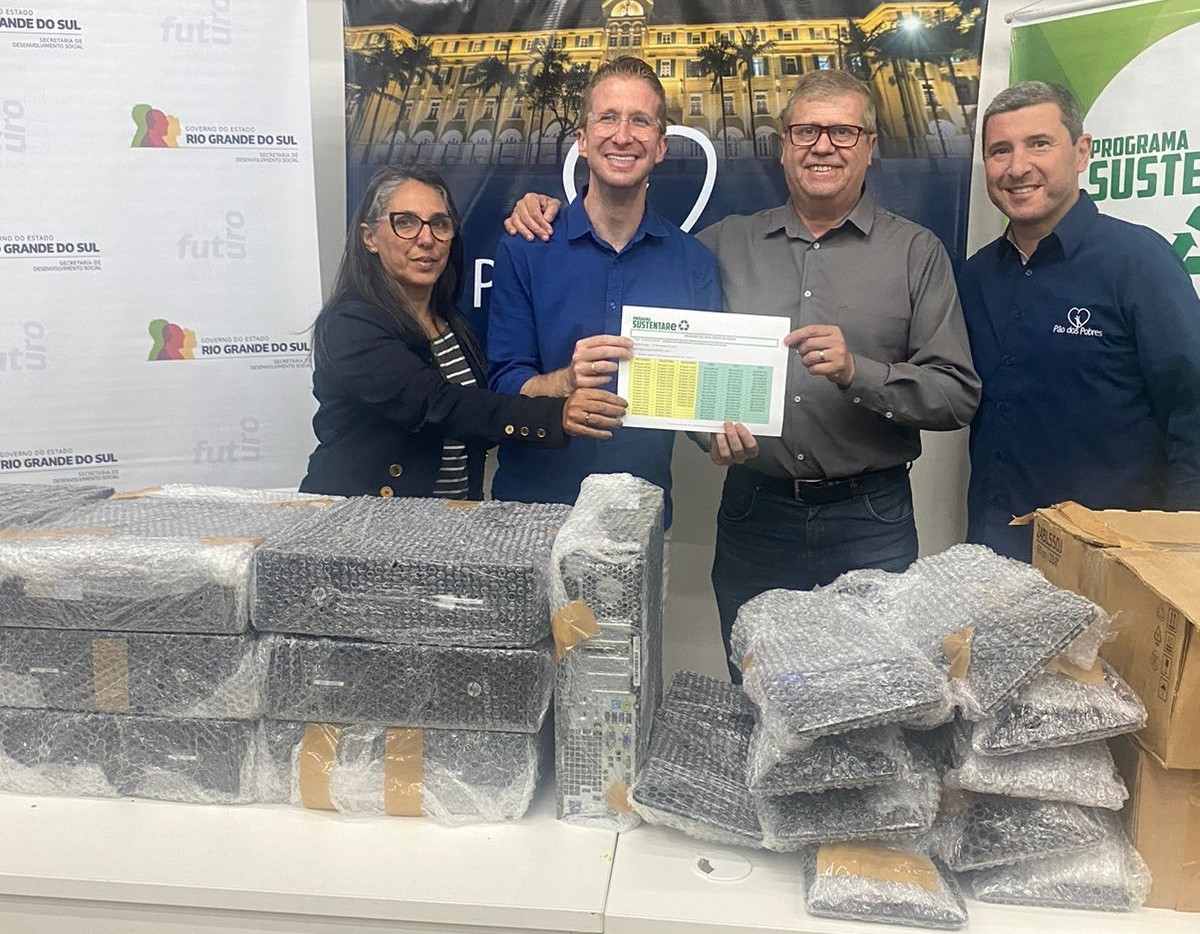 Prefeitura recebe 50 computadores para melhorar serviços públicos