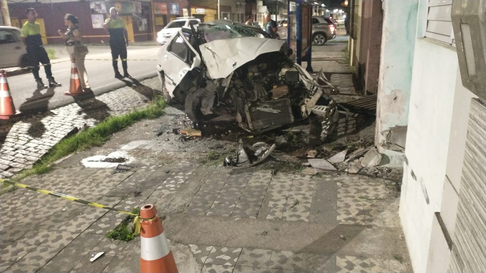 Carro invade residência após colisão na Rua Doutor Nascimento