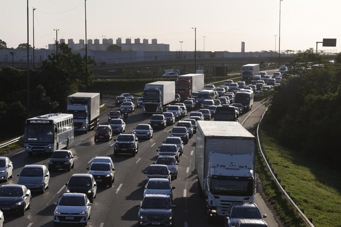 Freeway registrou congestionamento de mais de 40 quilômetros no retorno do feriadão