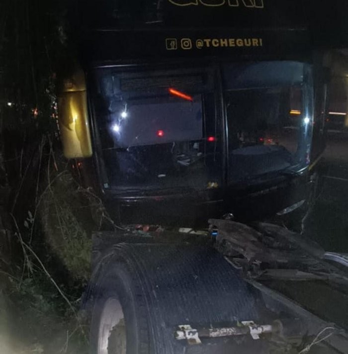 Ônibus do Grupo Tchê Guri sofre acidente na BR-290