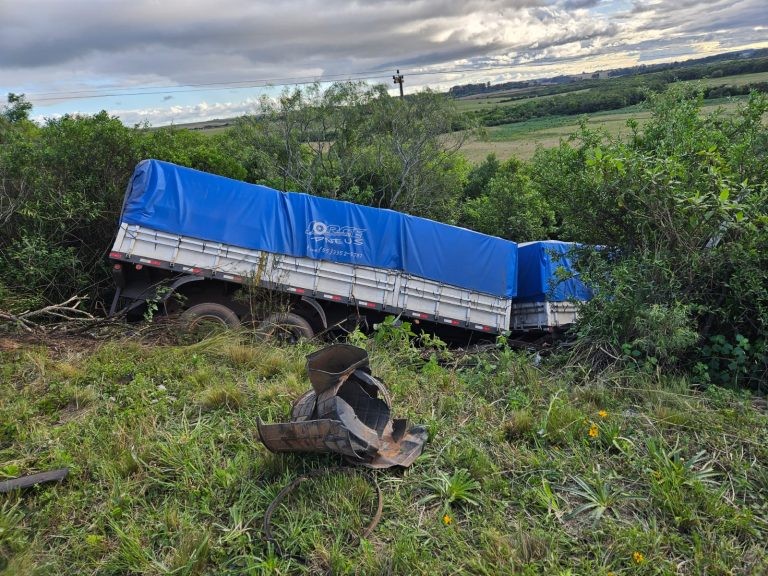 Viatura da PRF se envolve em acidente com caminhão e carreta na BR-293 em Candiota