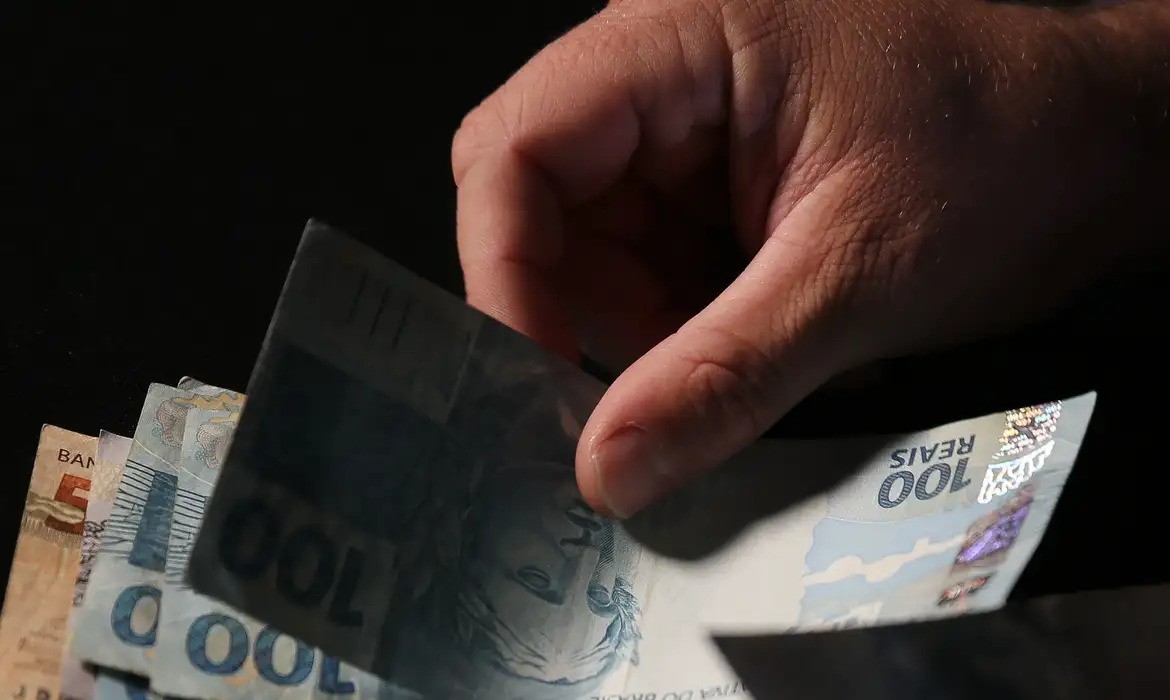 Primeira parcela do 13º salário deve ser paga até sexta-feira (29)