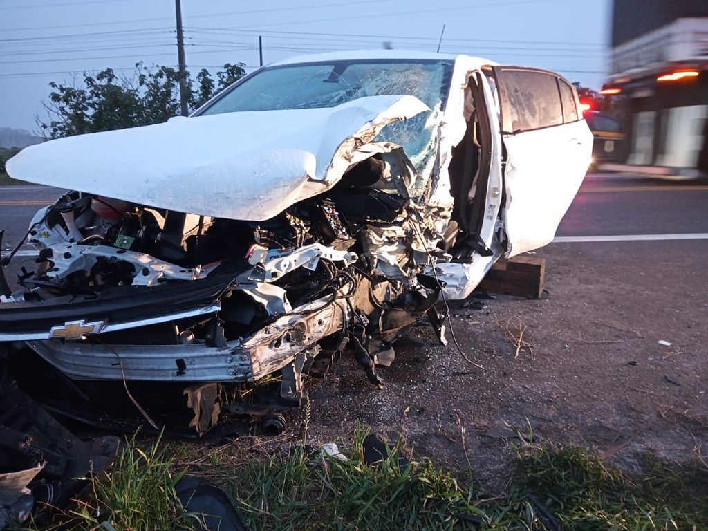 Colisão entre carro e caminhão deixa motorista ferido, no distrito industrial