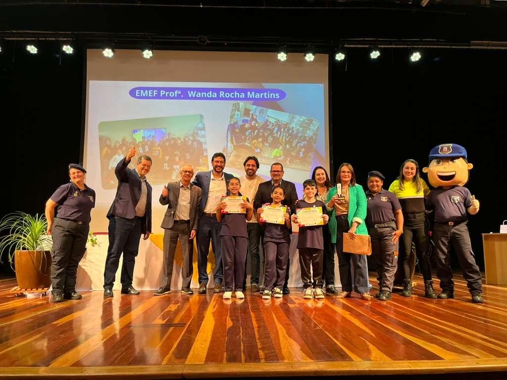 Mais de 600 estudantes da Rede Municipal celebram formatura dos projetos Promotores da Paz e Guarda-Mirim