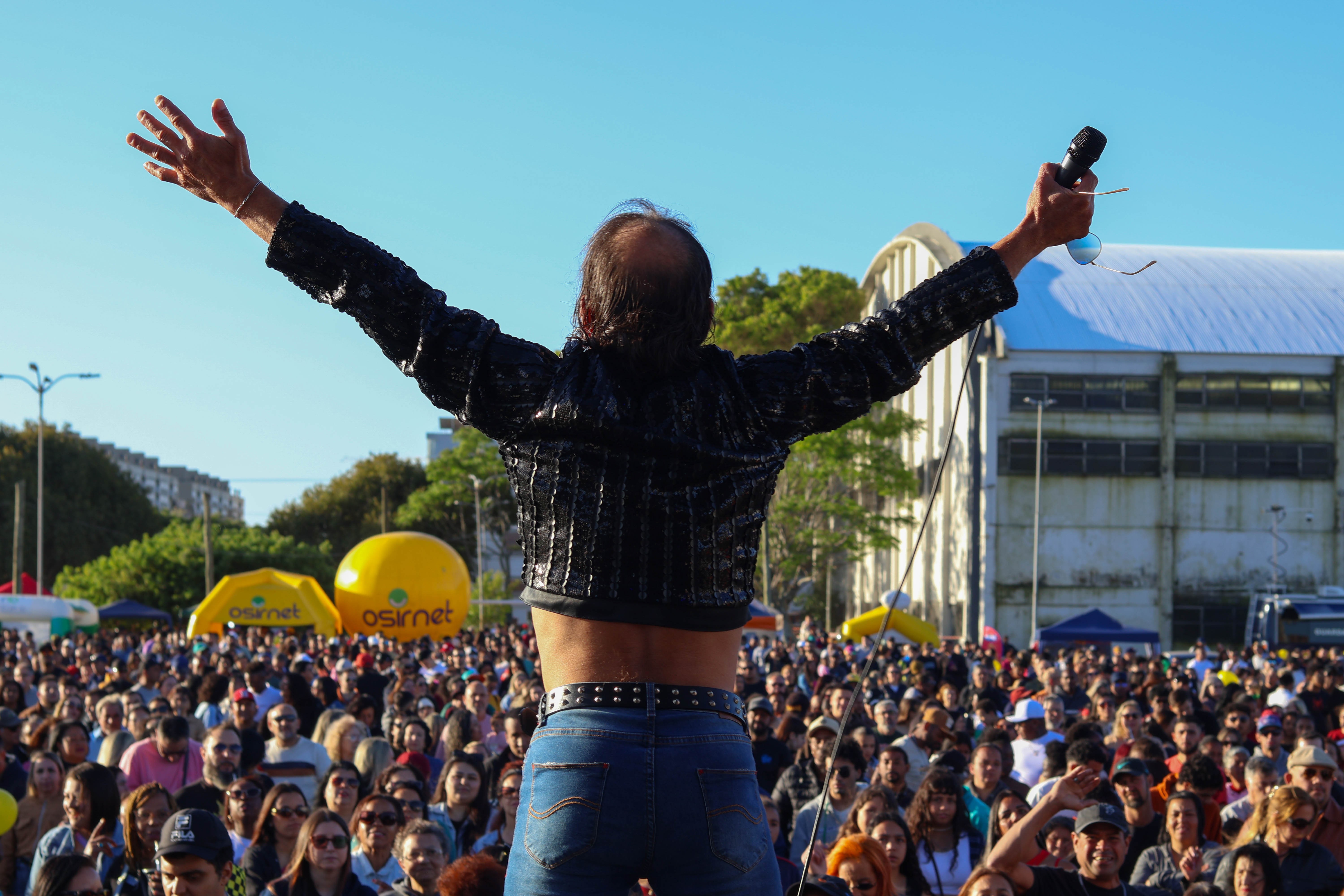 Superação 2025 reúne mais de 12 mil pessoas na Praça Saraiva em uma grande celebração de solidariedade e cultura