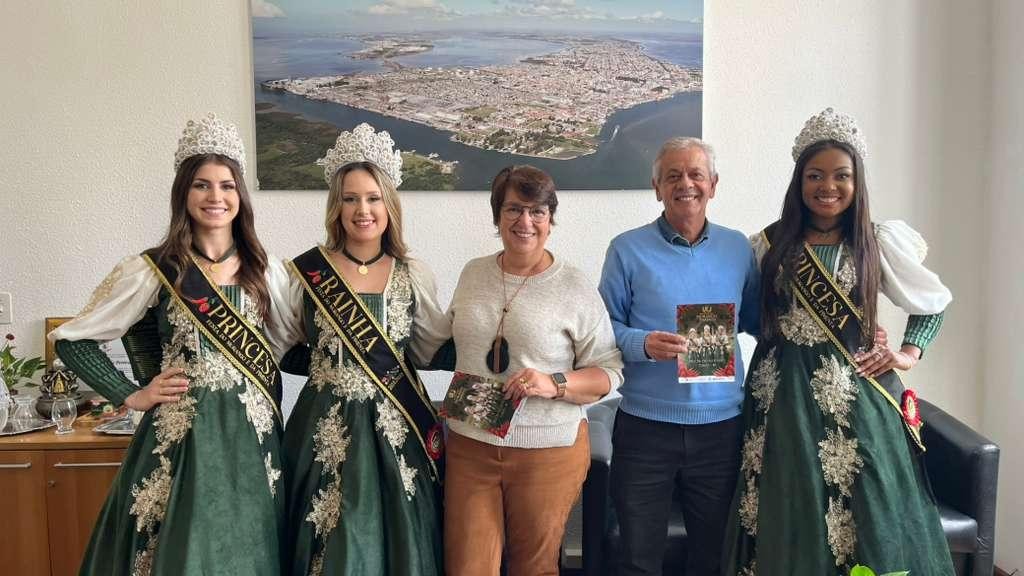 Prefeita e vice recebem a corte da 10ª Festa do Morango e da Pimenta, de Turuçu