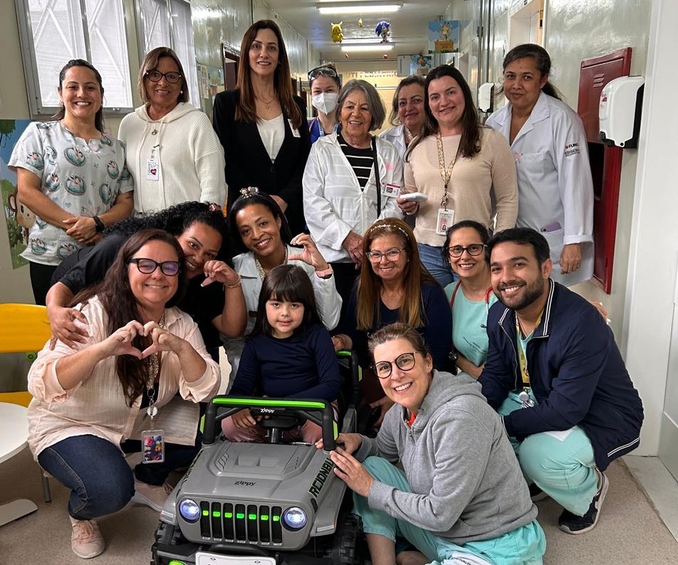 HU-Furg recebe doação de carro elétrico que promete tornar rotina das crianças mais leve