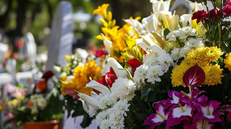 Fiéis e familiares movimentam cemitérios no Dia de Finados em Rio Grande 