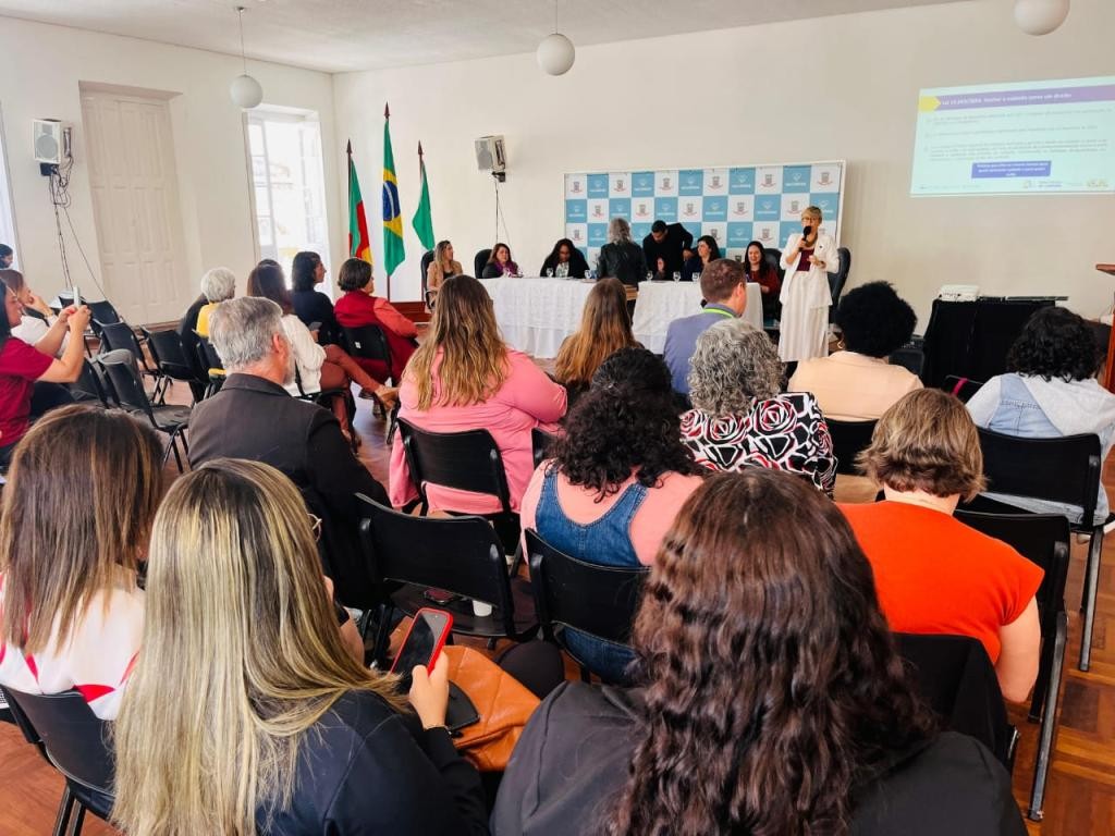 Secretária do Ministério das Mulheres discute políticas de cuidado e fortalecimento das ações para mulheres em visita a Rio Grande