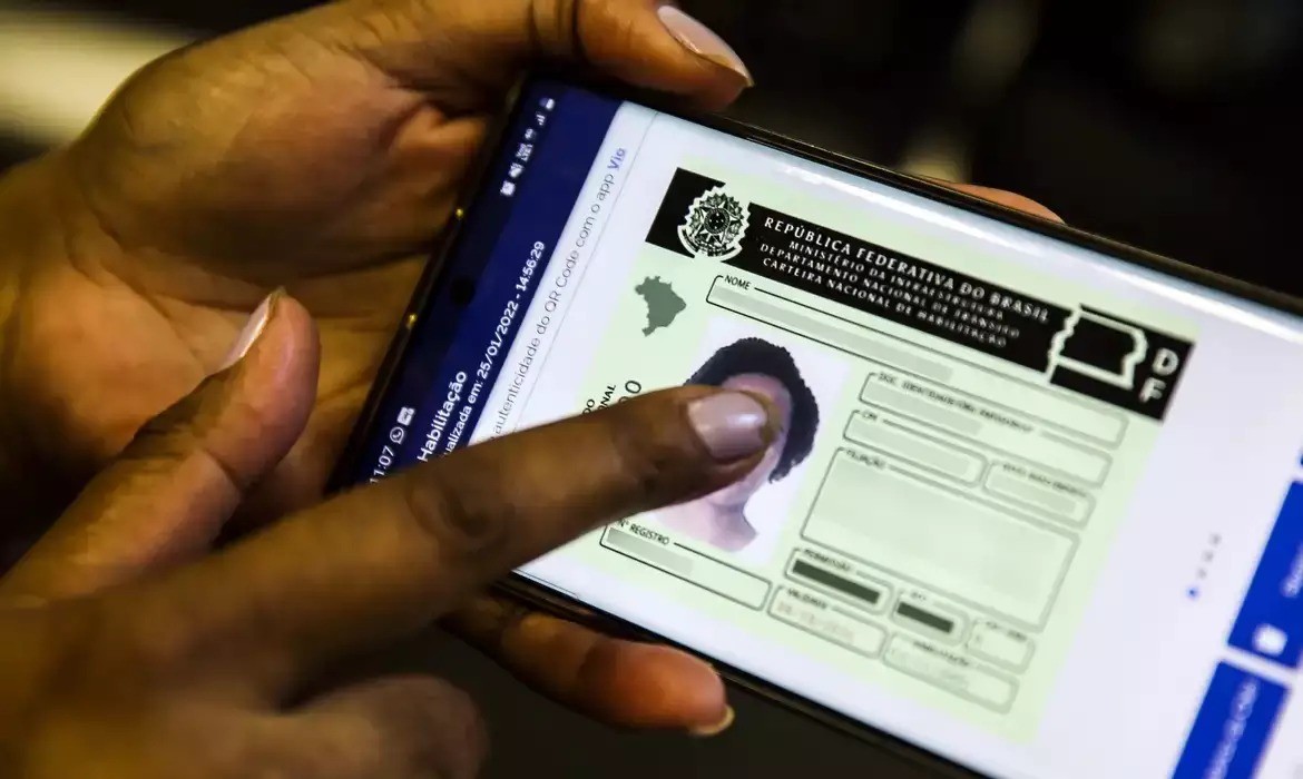 Governo deve exigir ao menos duas horas de aulas práticas antes do exame para tirar CNH