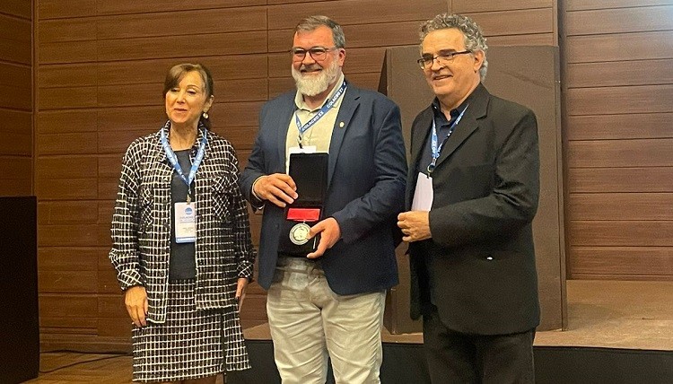 Vice-reitor da FURG é agraciado com prêmio internacional de Química