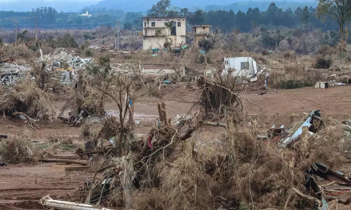 Somente 70% das cidades atingidas por enchentes no RS em 2024 colocaram em prática plano de contingência, aponta IBGE